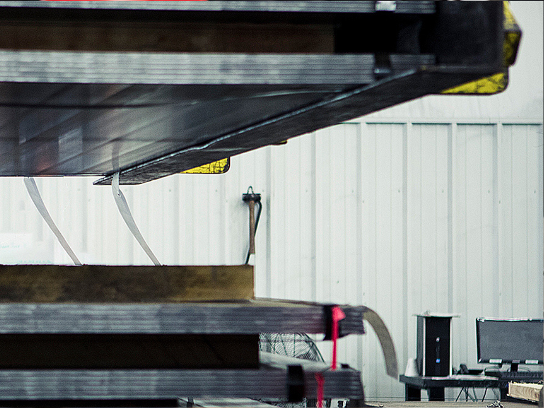 Fallgewichtstest an einer gekerbten Stahlprobe zur Bestimmung der Nil-Ductility-Transition-Temperatur