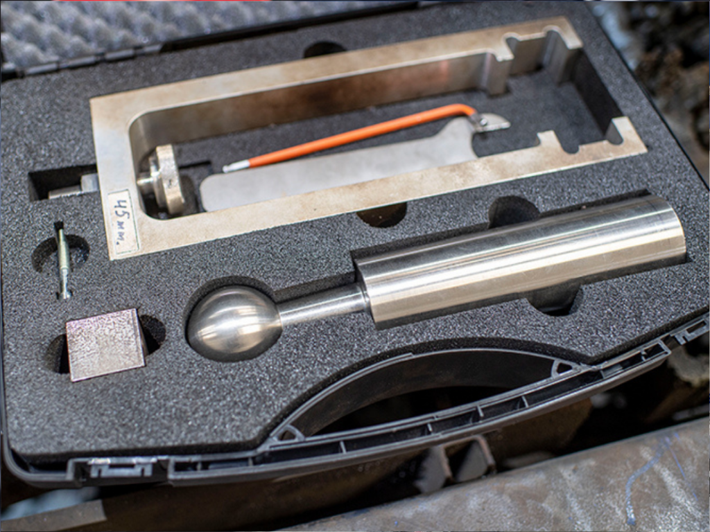 Zugversuch an einer Stahlprobe in einer Prüfvorrichtung zur Bestimmung des Elastizitätsmoduls