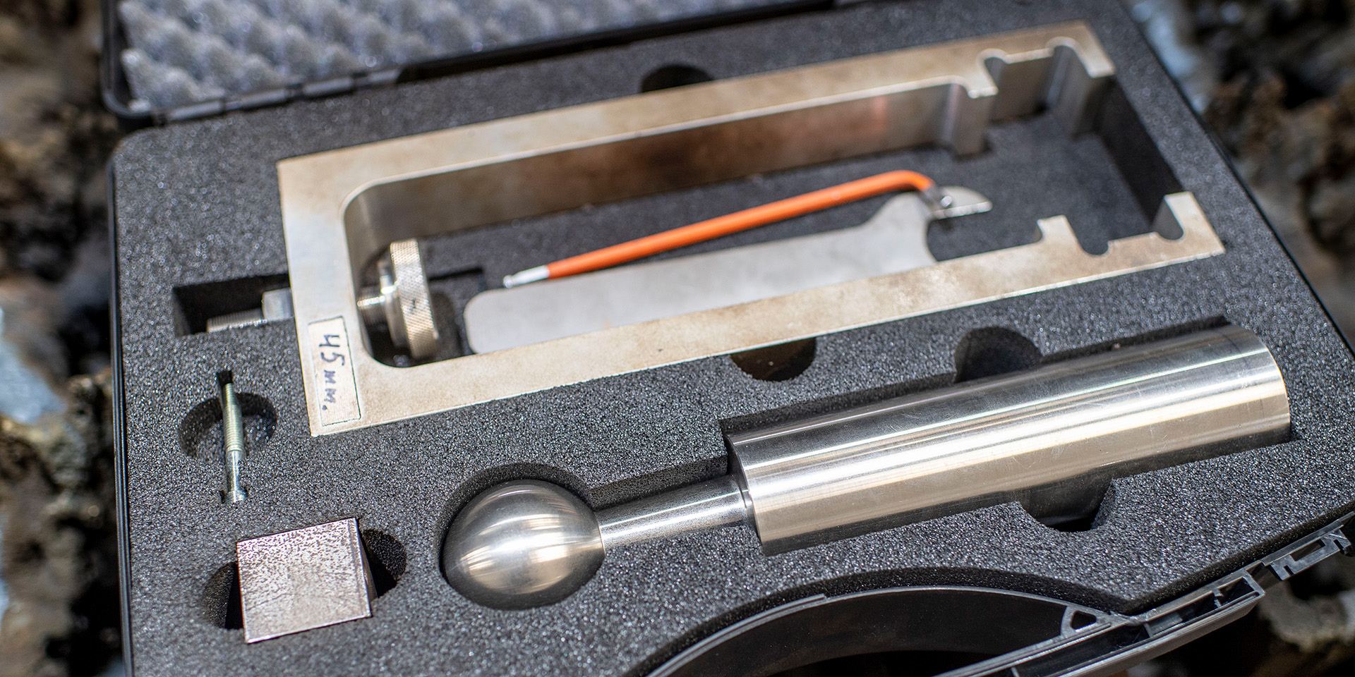 Zugversuch an einer Stahlprobe in einer Prüfvorrichtung zur Bestimmung des Elastizitätsmoduls