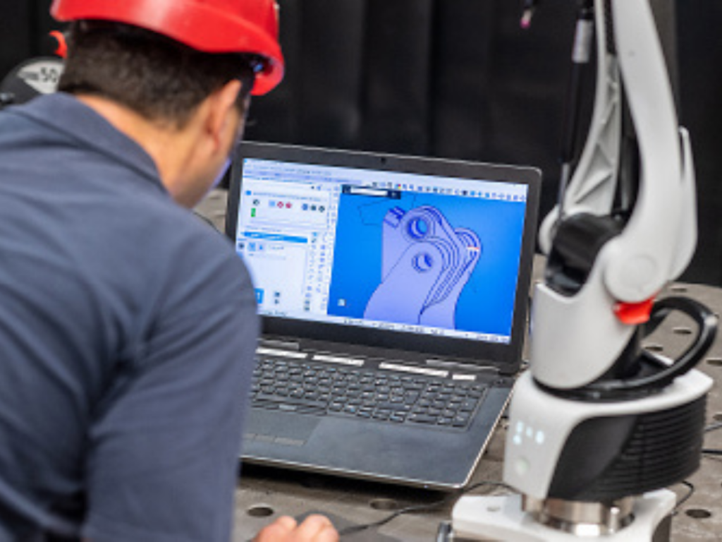 Das Bild zeigt einen typischen Prüfaufbau sowie eine Probe zur Durchführung eines CTOD-Tests zur Bewertung der Risswiderstandsfähigkeit von Stahl. Der Crack Tip Opening Displacement Test ist ein bruchmechanisches Prüfverfahren, bei dem die Öffnung der Rissspitze unter definierter Belastung gemessen wird. Er liefert wichtige Aussagen zur Zähigkeit und zum Widerstand eines Werkstoffs gegen Risswachstum, insbesondere bei tiefen Temperaturen oder hohen Beanspruchungen. Der CTOD-Test wird vor allem bei Offshore-Stählen, hochfesten Schiffbaustählen sowie sicherheitsrelevanten Konstruktionen eingesetzt und ergänzt klassische mechanische Prüfverfahren um eine realitätsnahe Bewertung des Bruchverhaltens.