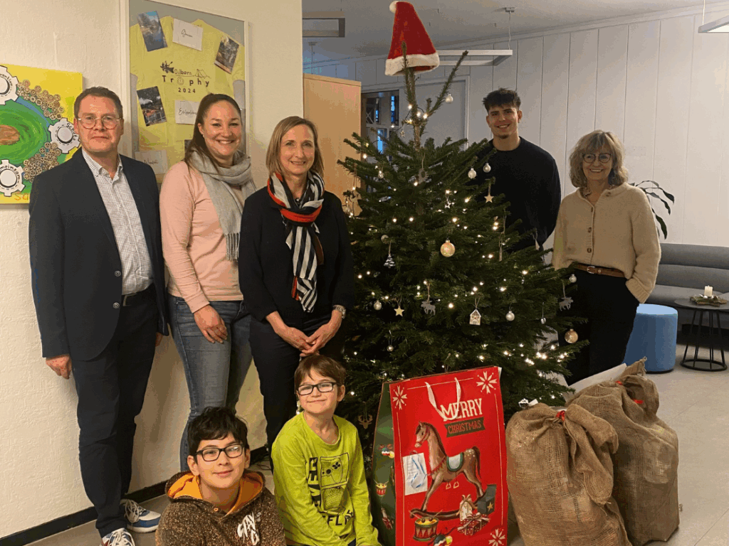 UnionStahl übergibt Weihnachtsgeschenke an Kinderheim – strahlende Kinderaugen und festliche Stimmung