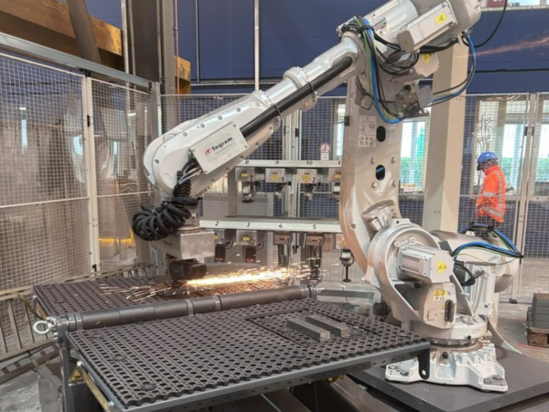 Automatisierte Endbearbeitung von Brennteilen mit dem EasyGrinder bei UnionStahl zur Steigerung von Effizienz und Qualität