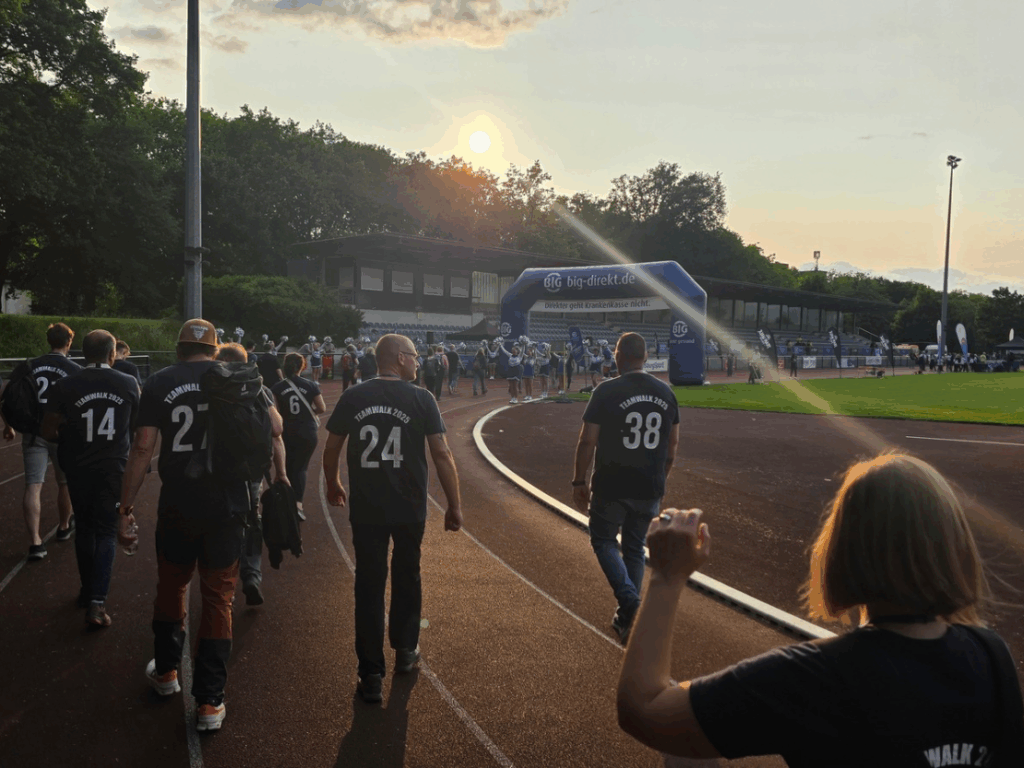 UnionStahl Teamwalk 2025 im Duisburger Süden mit Mitarbeitenden aus Büro und Betrieb zur Förderung von Teamgeist und Zusammenhalt