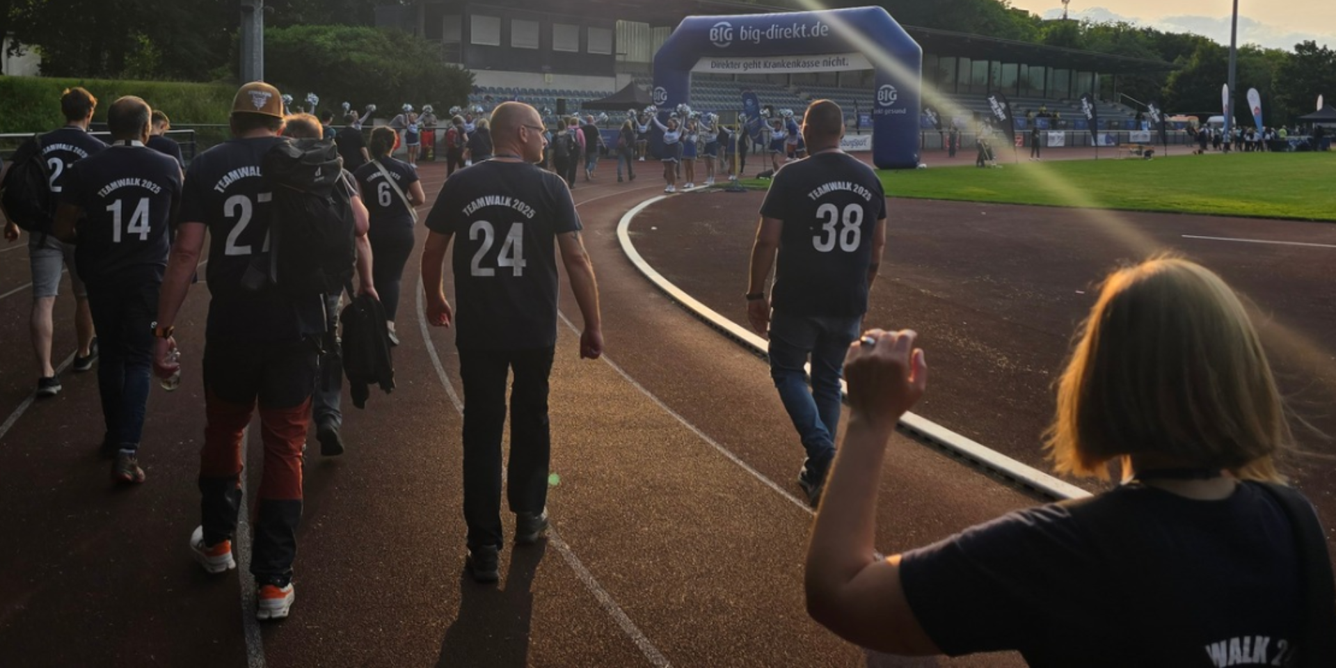 UnionStahl Teamwalk 2025 im Duisburger Süden mit Mitarbeitenden aus Büro und Betrieb zur Förderung von Teamgeist und Zusammenhalt