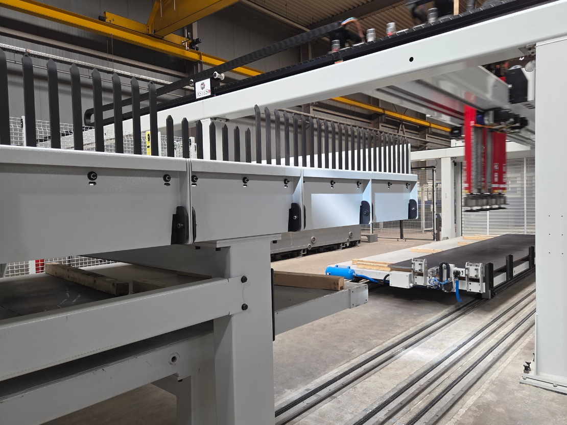 Vollautomatische Sortier- und Kommissionieranlage bei UnionStahl in der Fertigung, angebunden an einen Fiberlaser.