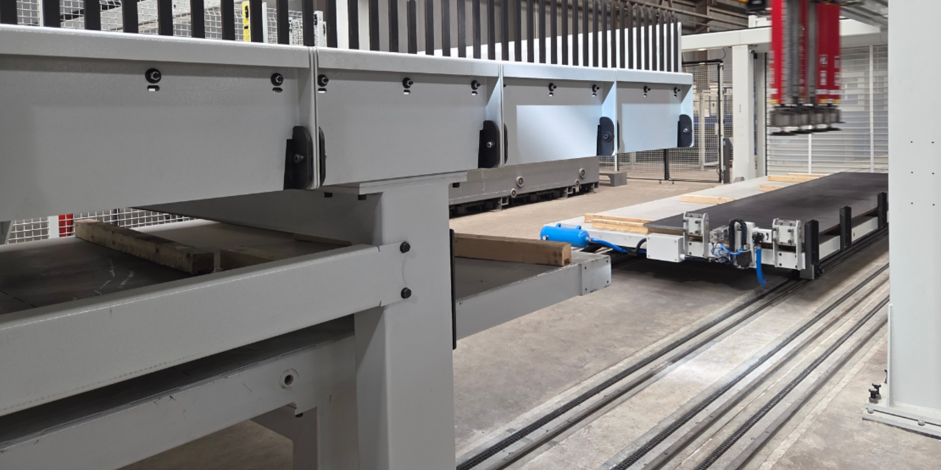 Vollautomatische Sortier- und Kommissionieranlage bei UnionStahl für effiziente Fertigung mit angebundenem Fiberlaser