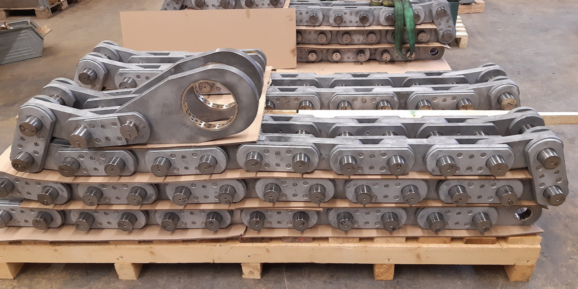 Verschleißbleche und Brennteile bei UnionStahl, bereit zur Lieferung für die Herstellung von Kettengliedern, die im Stahlwasserbau für Schleusentore eingesetzt werden.