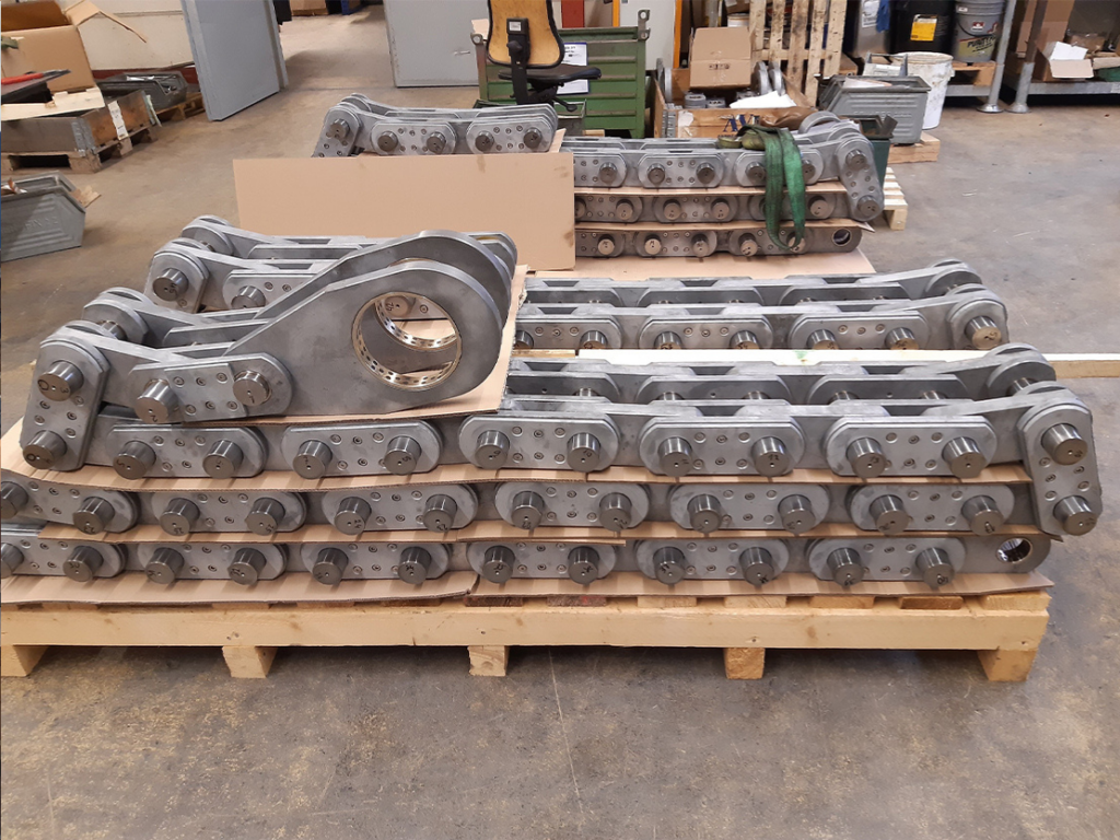 Verschleißbleche und Brennteile bei UnionStahl, bereit zur Lieferung für die Herstellung von Kettengliedern, die im Stahlwasserbau für Schleusentore eingesetzt werden