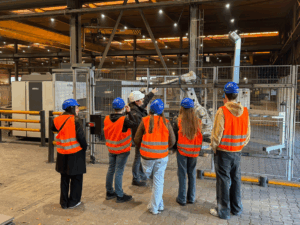 Schülerinnen und Schüler beim Tag der offenen Tür bei UnionStahl, die Einblicke in die Arbeitswelt eines Stahlhandelsunternehmens erhalten.