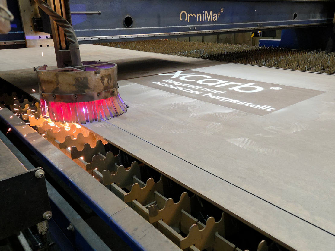 Montagefertige, wetterfeste Stahlbauteile von UnionStahl für eine Fußgängerbrücke, gefertigt aus CO₂-reduziertem XCarb®-Stahl, inklusive Zuschnitt, Kantenbearbeitung und Montagevorbereitung.